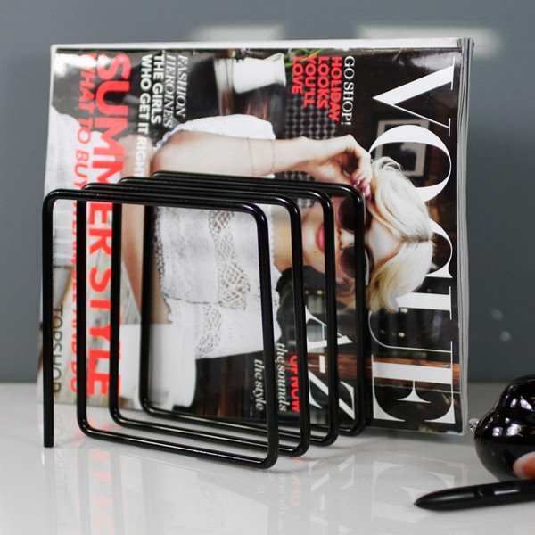 Czarny gazetnik Magazine Rack