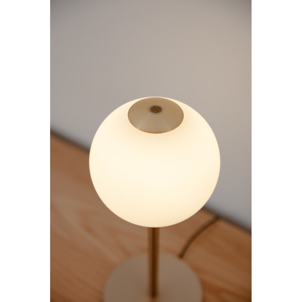 Metalowa lampa stołowa LED w kolorze mosiądzu ze ściemniaczem i szklanym kloszem (wysokość 37 cm) Audrey Table – UMAGE (zdjęcie 4)