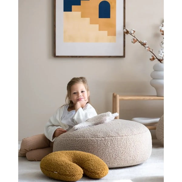 Brązowa poduszka na sofę dziecięcą z materiału bouclé U – Wigiwama-image-2