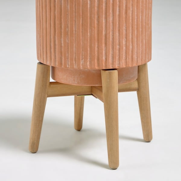 Terakotowa doniczka na drewnianej podstawce Kave Home Suba, wys. 32 cm-image-1