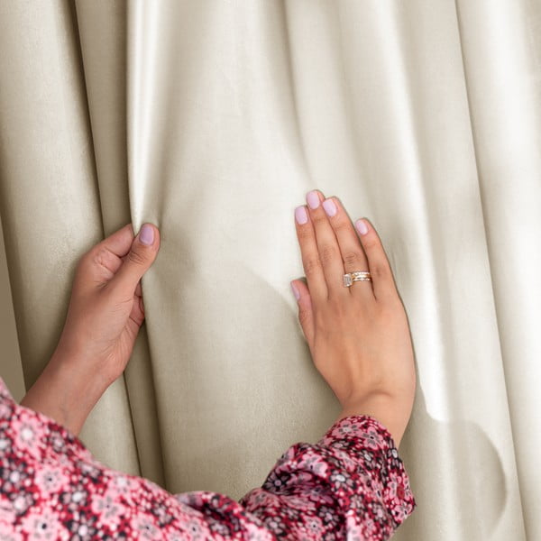 Beżowa aksamitna zasłona częściowo zaciemniająca (dimout) 140x245 cm Eyelets – Restilo-image-1