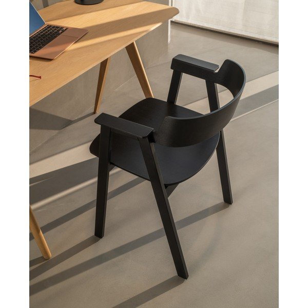 Czarne krzesło z podłokietnikami z litego drewna dębowego Flip – Gazzda-image-1