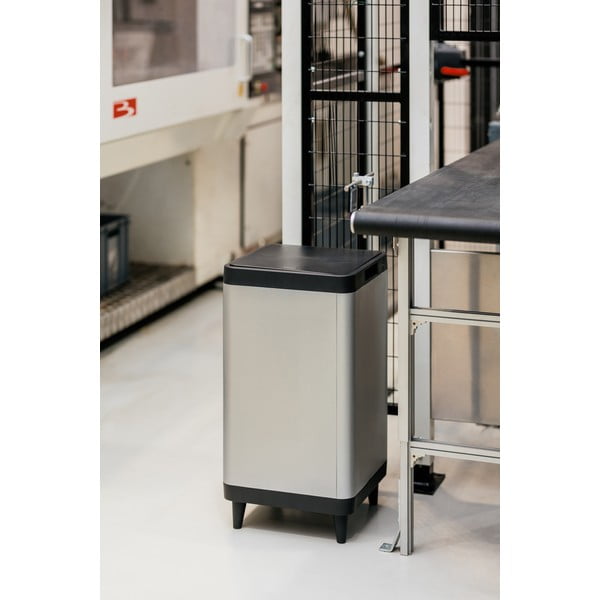 Plastikowy kosz na śmieci otwierany na dotyk w kolorze srebra 80 l Berlino – DEA HOME-image-1