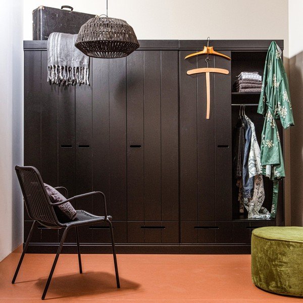 Czarna szafa z konstrukcją z drewna sosnowego WOOOD Connect, szer. 94 cm-image-1