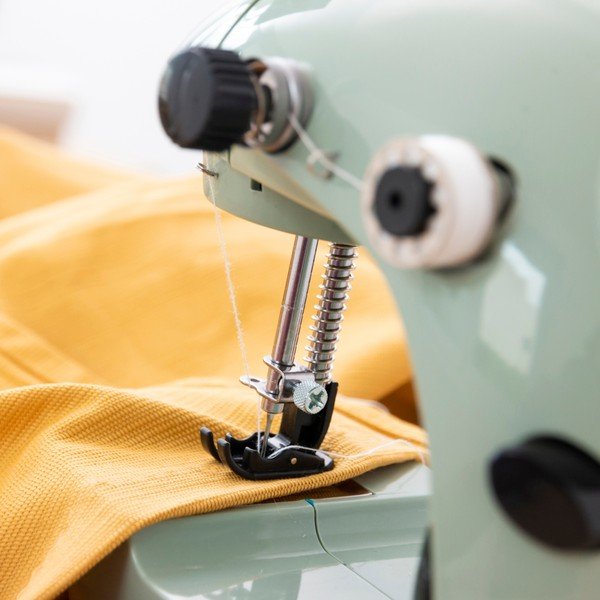 Zielona maszyna do szycia InnovaGoods Sewing Machine-image-1