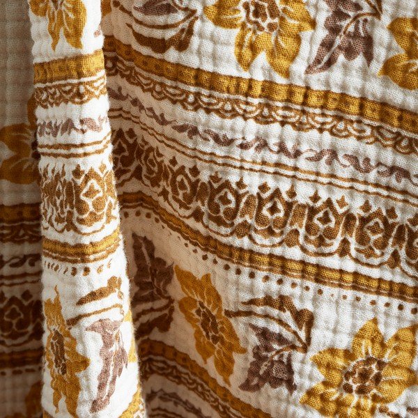 Bawełniana narzuta w kolorze ochry/biała na łóżko jednoosobowe 130x170 cm Ines Floral Matelassé – Pineapple Elephant-image-1