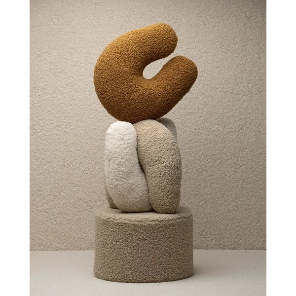 Brązowa poduszka na sofę dziecięcą z materiału bouclé U – Wigiwama-image-3