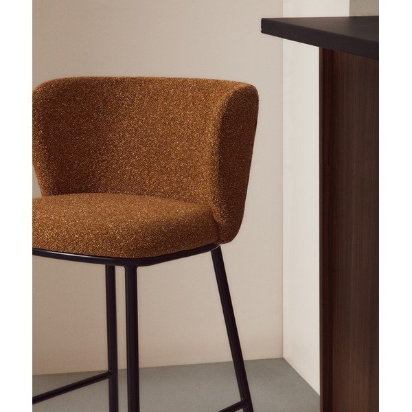 Tapicerowany hoker w kolorze terakoty (wysokość siedziska 65 cm) Ciselia – Kave Home-image-2