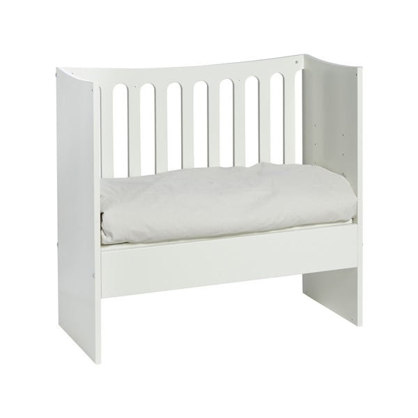 Białe dziecięce łóżeczko na kółkach ze zdejmowanym oparciem bocznym Manis-h, 89x44 cm