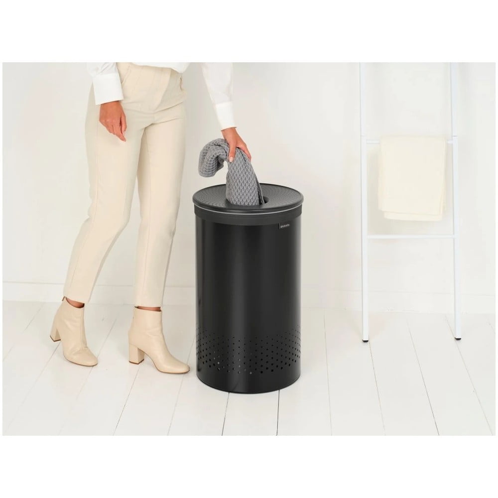 Metalowy kosz na pranie w kolorze matowej czerni 60 l – Brabantia (zdjęcie 6)