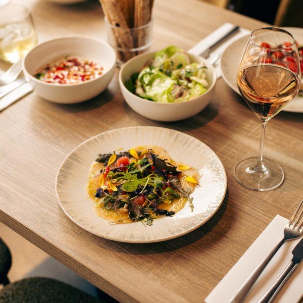 Jasnoszary porcelanowy talerz ø 25 cm Nuance – BonBistro-image-2