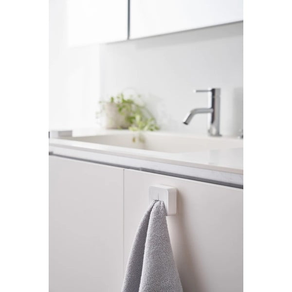 Biały samoprzylepny plastikowy wieszak na ścierki kuchenne Film Hook – YAMAZAKI-image-2