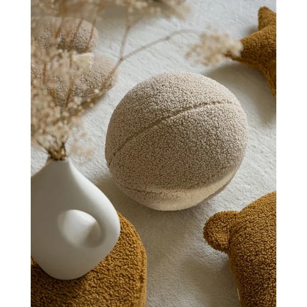 Jasnobrązowa poduszka na sofę dziecięcą z materiału bouclé Ball – Wigiwama-image-3