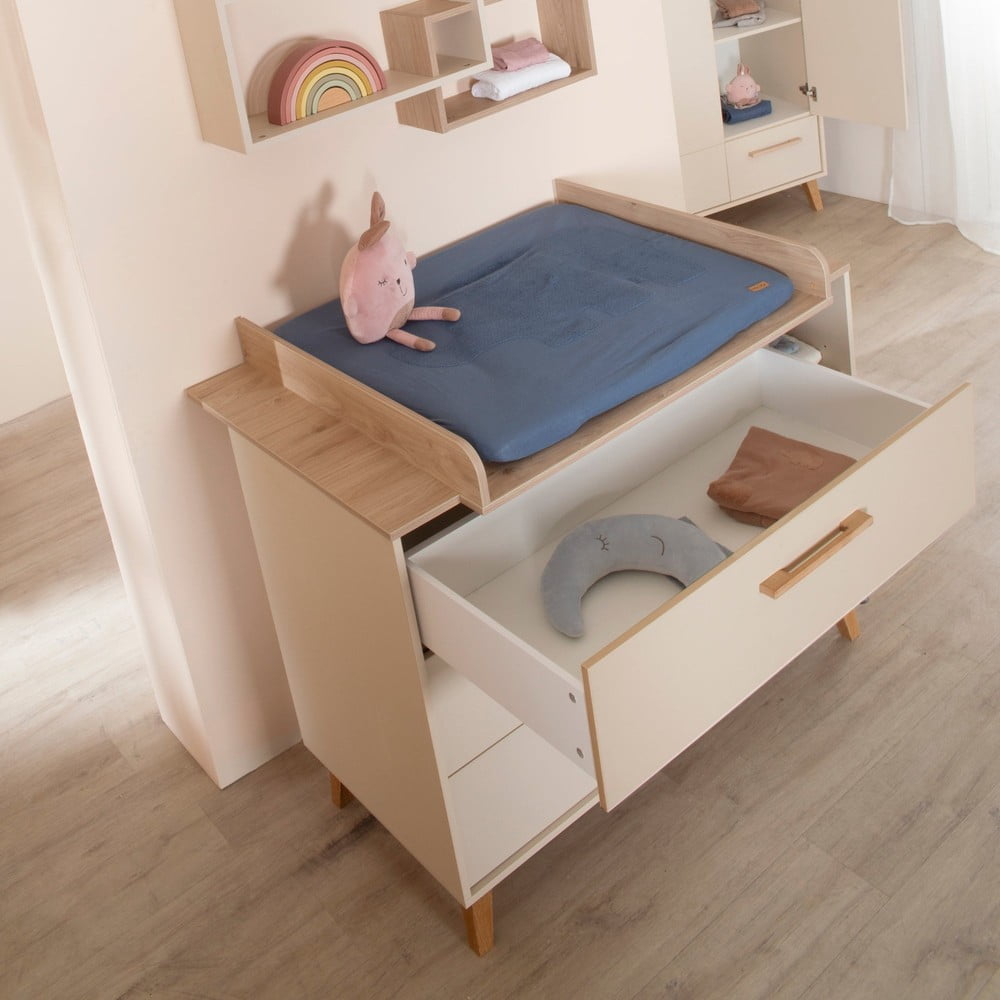 Kremowo-naturalna komoda dziecięca w dekorze dębu z przewijakiem 117x103x78 cm Jil – Roba (zdjęcie 10)