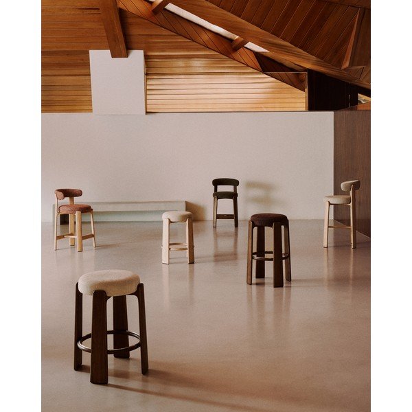 Hoker w kolorze ceglasto-ciemnonaturalnym z litego drewna jesionowego (wysokość siedziska 65 cm) Granite – Kave Home-image-3