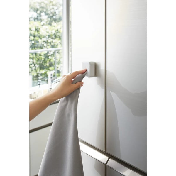 Biały samoprzylepny plastikowy wieszak na ścierki kuchenne Film Hook – YAMAZAKI-image-3