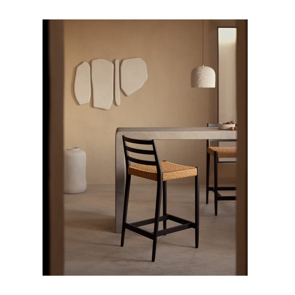 Czarno-naturalny hoker z litego drewna dębowego (wysokość siedziska 70 cm) Analy – Kave Home-image-1