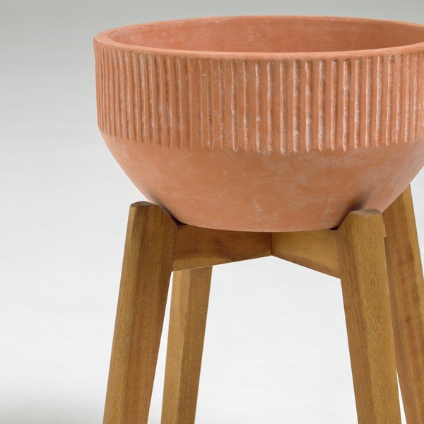 Terakotowa doniczka na drewnianym stojaku Kave Home Suba, wys. 40 cm-image-1