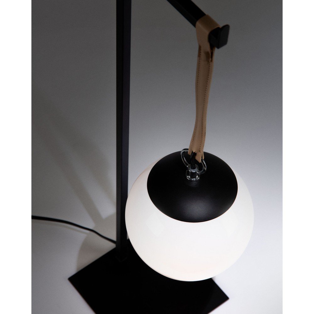 Czarna metalowa lampa stołowa z plastikowym kloszem (wysokość 60 cm) Monteiro – Kave Home (zdjęcie 6)