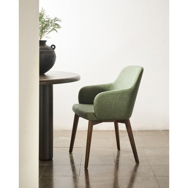 Ciemnozielony tapicerowany fotel jadalniany z podłokietnikami Nelida – Kave Home-image-1