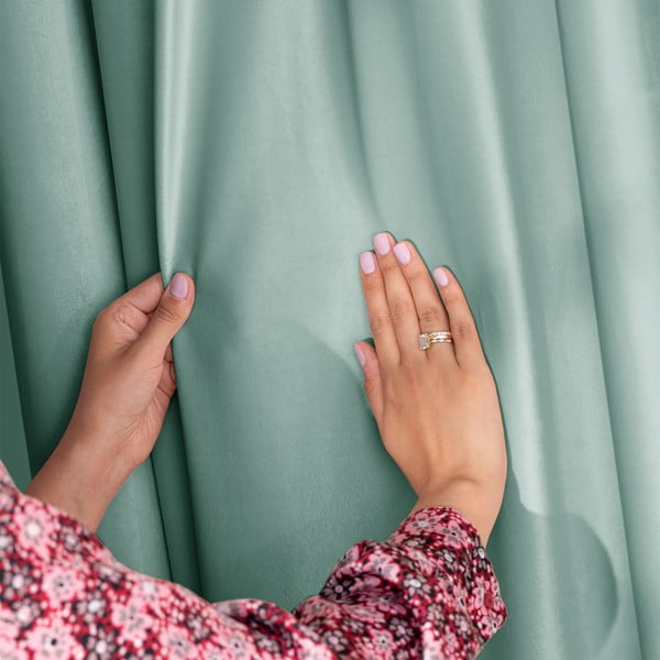 Jasnozielona aksamitna zasłona częściowo zaciemniająca (dimout) 140x245 cm Pleat – Restilo-image-1