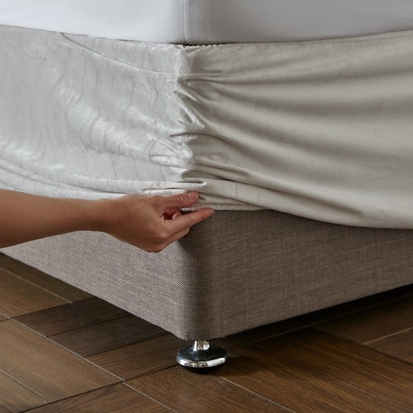 Kremowy aksamitny pokrowiec na ramę łóżka z gumką 152x198 cm Kingsley – Catherine Lansfield-image-1