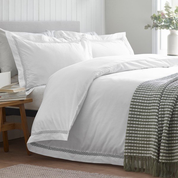 Biała pościel dwuosobowa 230x220 cm Classic Lattice Lace – Catherine Lansfield-image-4