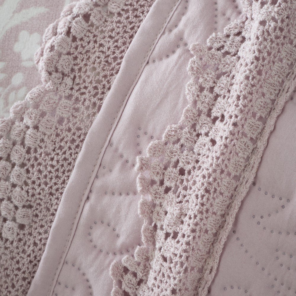 Różowa narzuta pikowana 220x230 cm Bridgerton Silhouette Floral Lace – Catherine Lansfield (zdjęcie 4)