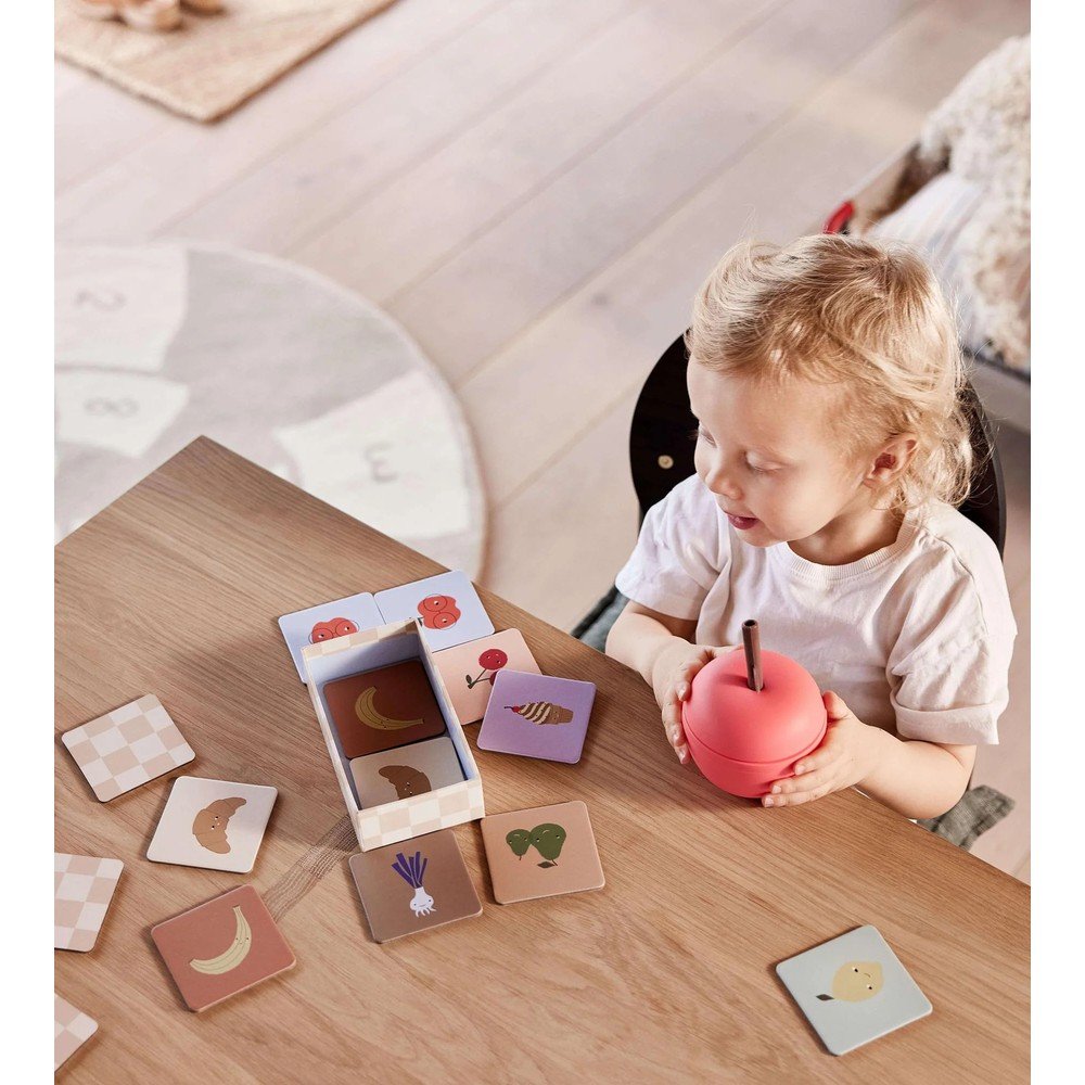 Czerwony silikonowy kubek dla dzieci Apple – OYOY Mini (zdjęcie 5)