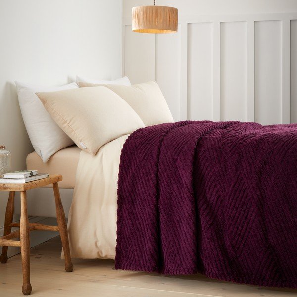Ciemnofioletowa narzuta 230x220 cm Heat Buddy Super Thermal – Catherine Lansfield-image-1