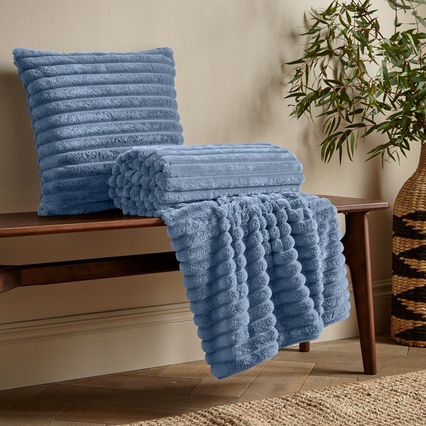 Niebieski koc z mikropluszu 130x170 cm Cosy Ribbed – Catherine Lansfield-image-3