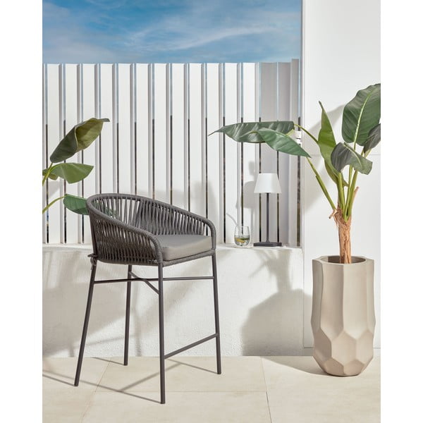 Czarny metalowy/tapicerowany hoker ogrodowy Yanet – Kave Home-image-1