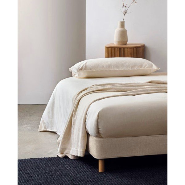 Beżowe tapicerowane łóżko jednoosobowe 90x200 cm Ofelia – Kave Home-image-1