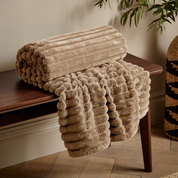 Koc z mikropluszu 130x170 cm Cosy Ribbed – Catherine Lansfield-image-1