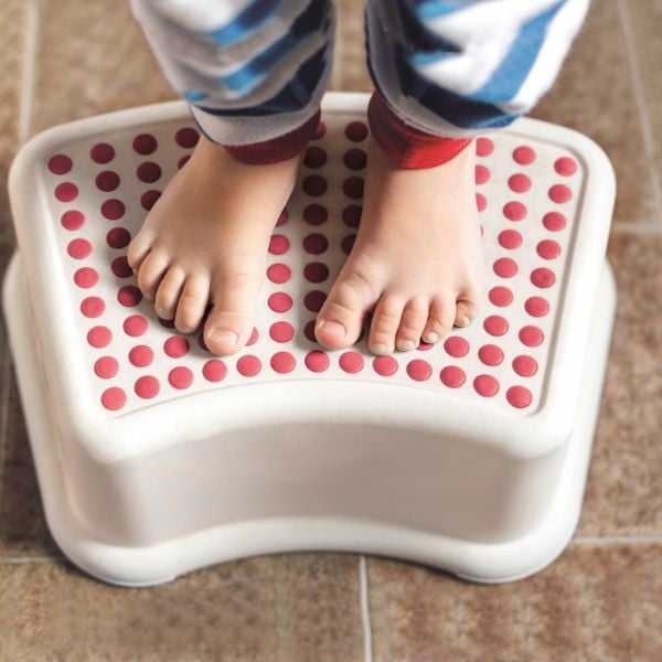 Biały dziecięcy schodek z niebieskimi detalami Addis Booster Step-image-1