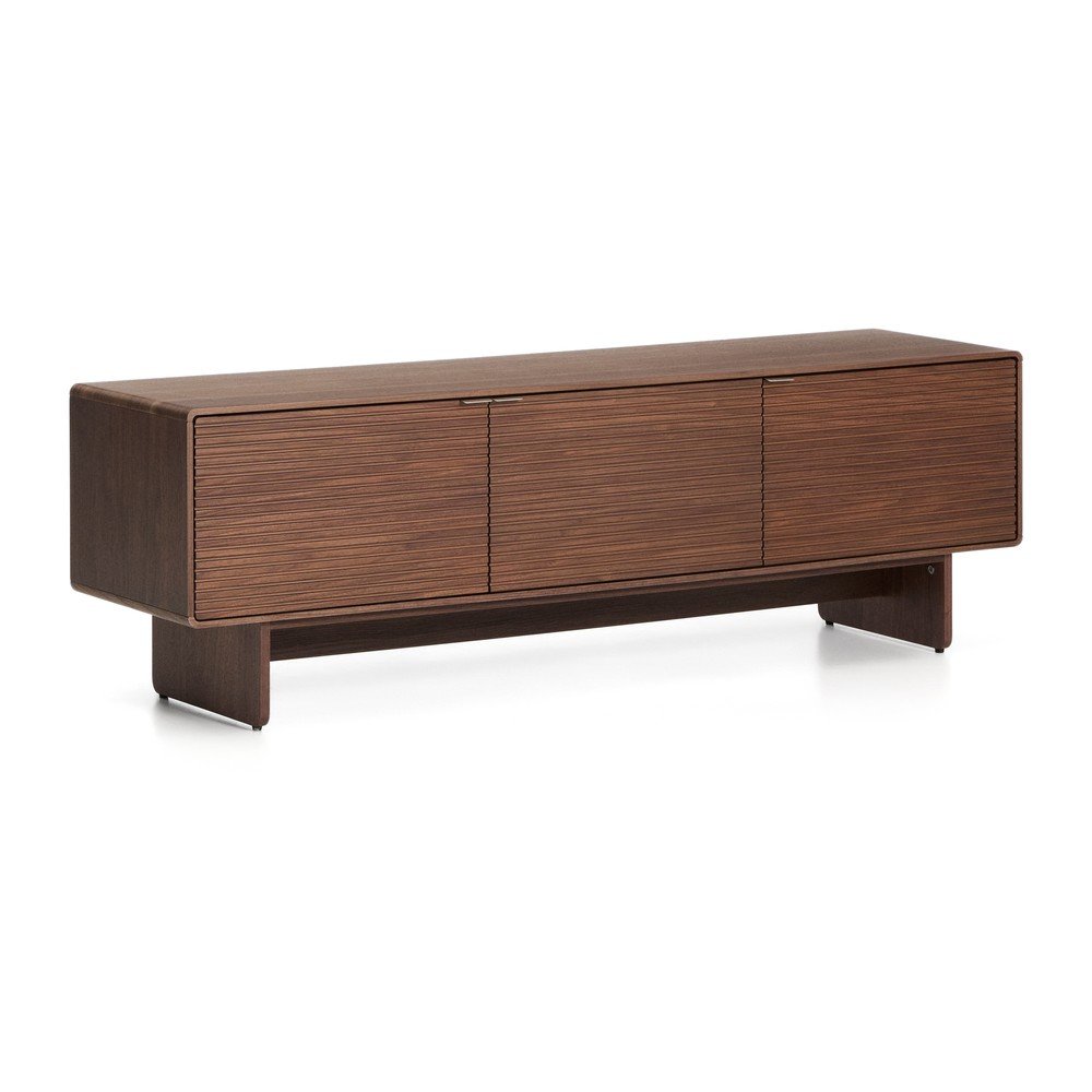 Szafka pod TV w dekorze orzecha w ciemnym naturalnym kolorze 150x46x40 cm Norlen – Kave Home