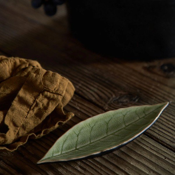 Jasnozielony kamionkowy talerzyk w kształcie liścia Costa Nova Riviera, dł. 18 cm-image-1