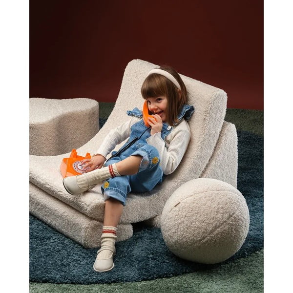 Kremowa poduszka na sofę dziecięcą z materiału bouclé Ball – Wigiwama-image-1