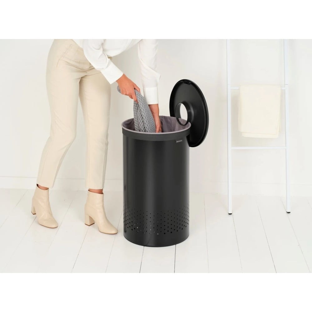 Metalowy kosz na pranie w kolorze matowej czerni 60 l – Brabantia (zdjęcie 3)
