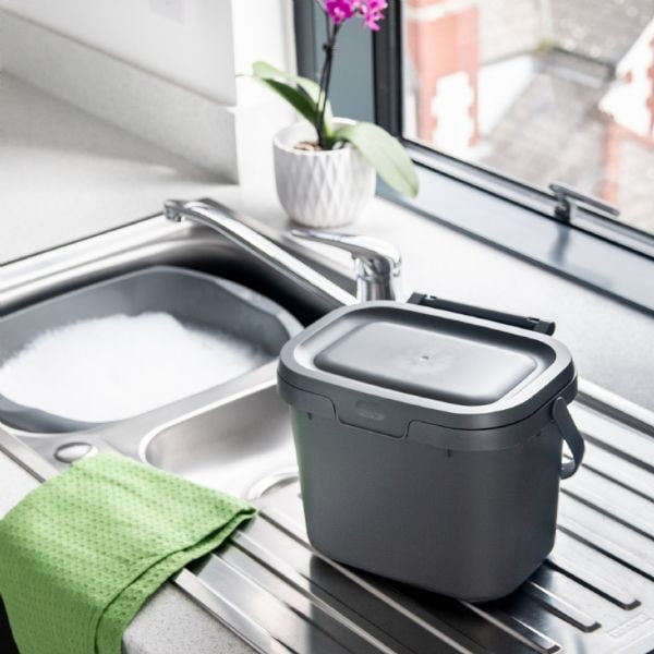 Czarny pojemnik na odpadki organiczne z wieczkiem Addis, 24,5x18,5x19 cm-image-3