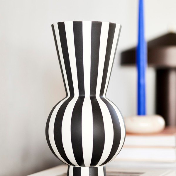 Biały/czarny kamionkowy ręcznie wykonany wazon (wysokość 28 cm) Toppu – OYOY Living Design-image-1