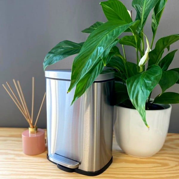 Stalowy kosz na śmieci z pedałem w kolorze matowego srebra 5 l   Akira – Spirella-image-1