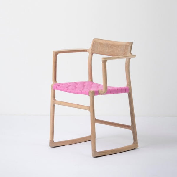 Krzesło z litego drewna dębowego z podłokietnikami i różowym siedziskiem Gazzda Fawn