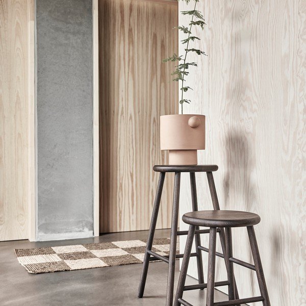 Hoker z litego drewna jesionowego w ciemnym naturalnym kolorze (wysokość siedziska 65 cm) Moto – OYOY Living Design-image-1
