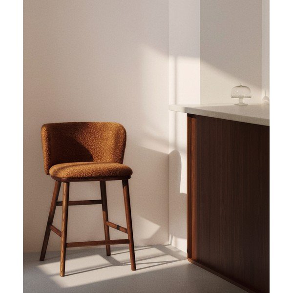 Tapicerowany hoker w kolorze terakoty (wysokość siedziska 65 cm) Ciselia – Kave Home-image-1
