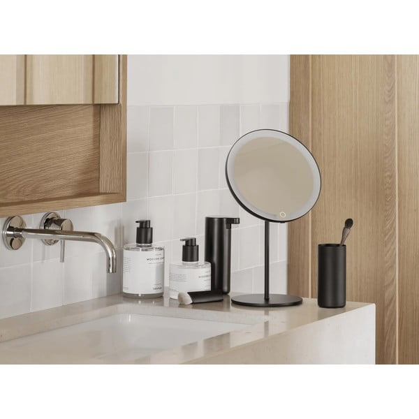 Lustro kosmetyczne z oświetleniem powiększające (5x) ø 20 cm MODO – Blomus-image-1