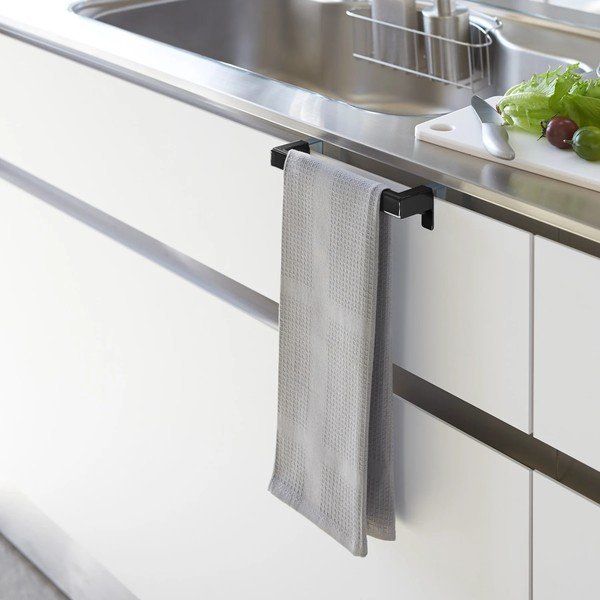 Czarny wiszący wieszak na ścierki kuchenne Tower – YAMAZAKI-image-1