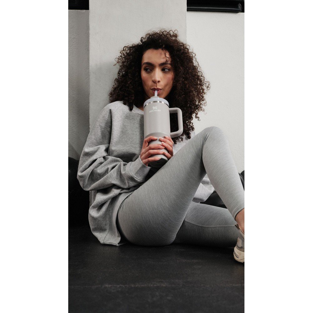 Jasnoszary termos ze stali nierdzewnej ze słomką 890 ml Quencher H2.O FlowState™ Tumbler Ash – Stanley (zdjęcie 7)