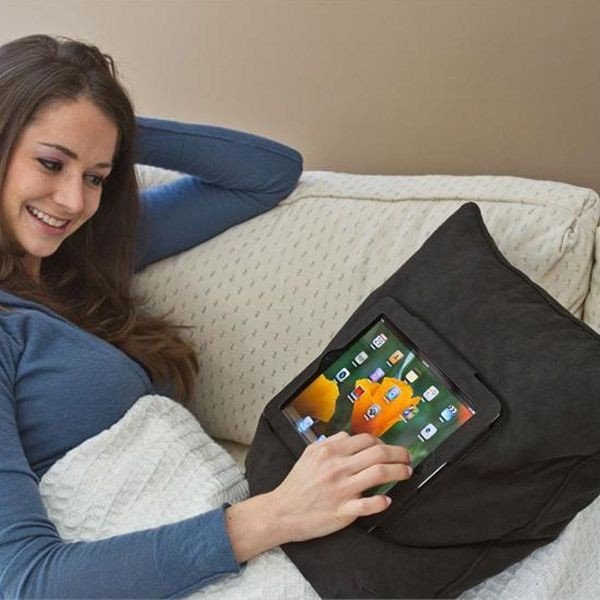 Brązowa poduszka z uchwytem na iPad InnovaGoods-image-1