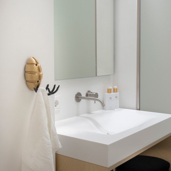 Czarny/w kolorze złota ścienny plastikowy haczyk Bug – Spinder Design-image-1